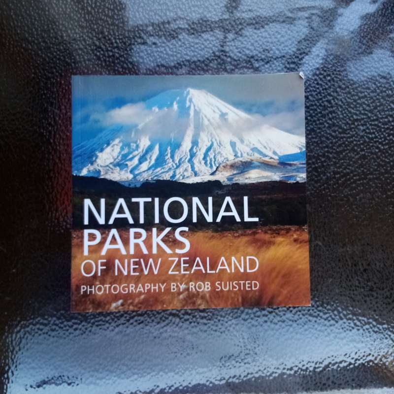 National Parks of New Zealand: A Stunning Guide by Rob Suisted