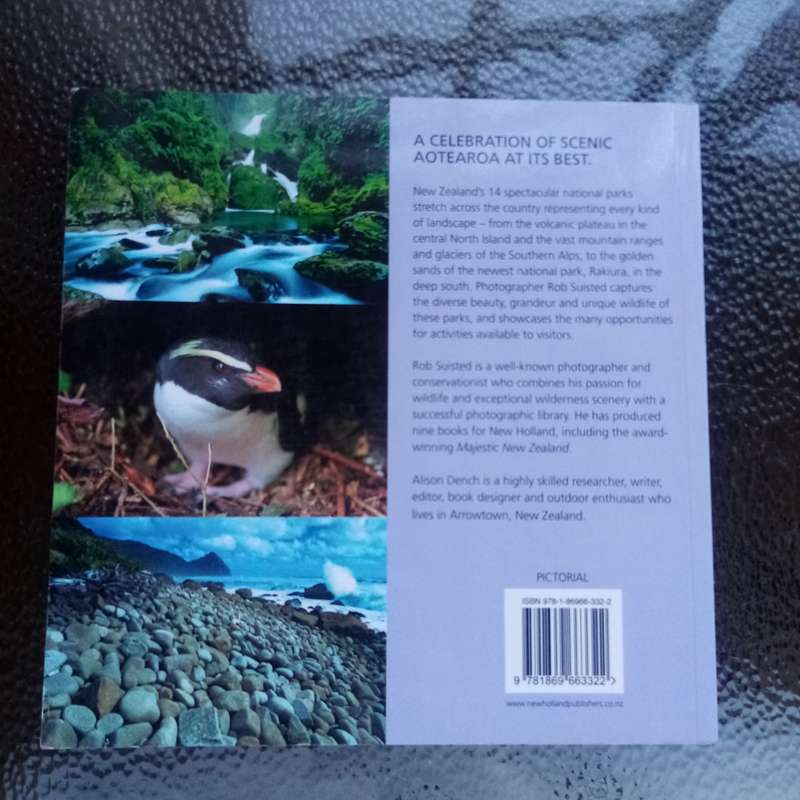 National Parks of New Zealand: A Stunning Guide by Rob Suisted