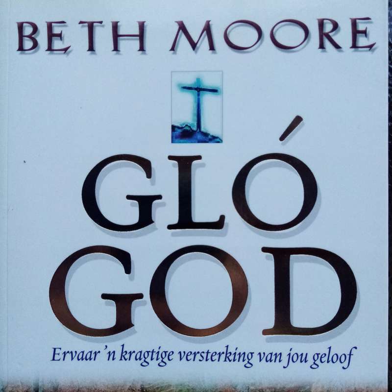 Verkwikkende Geloof: "Glo God" deur Beth Moore  Verlig Jou Geestelike Reis