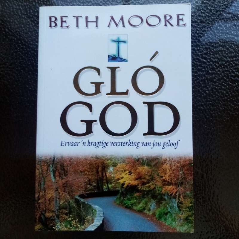 Verkwikkende Geloof: "Glo God" deur Beth Moore  Verlig Jou Geestelike Reis