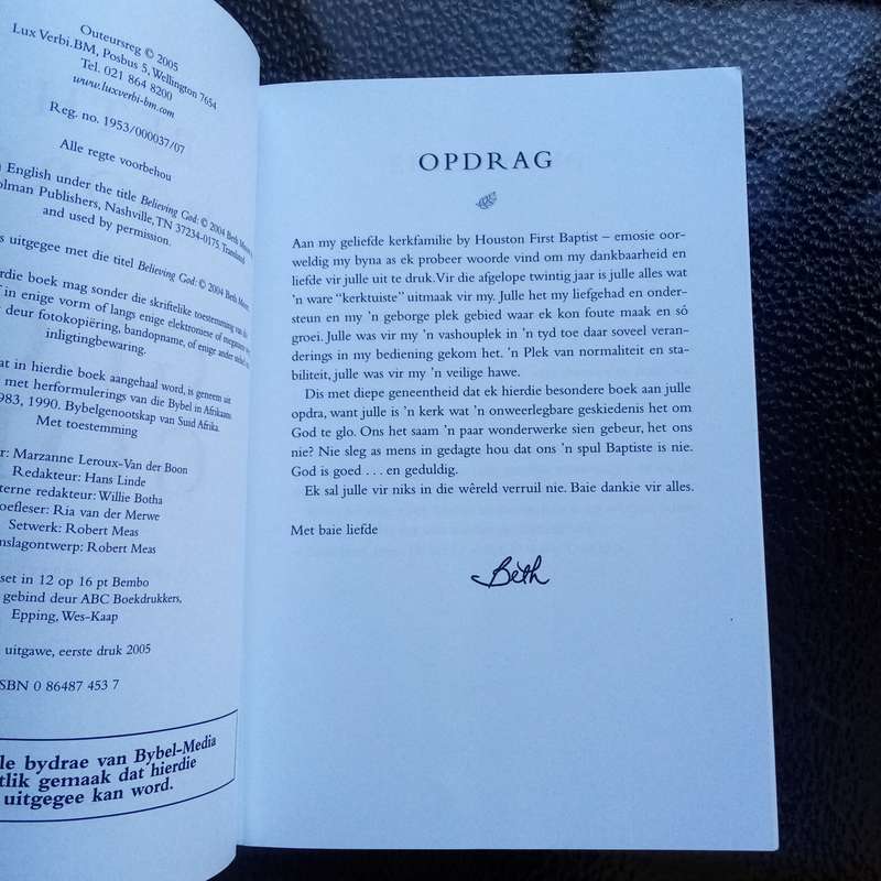 Verkwikkende Geloof: "Glo God" deur Beth Moore  Verlig Jou Geestelike Reis