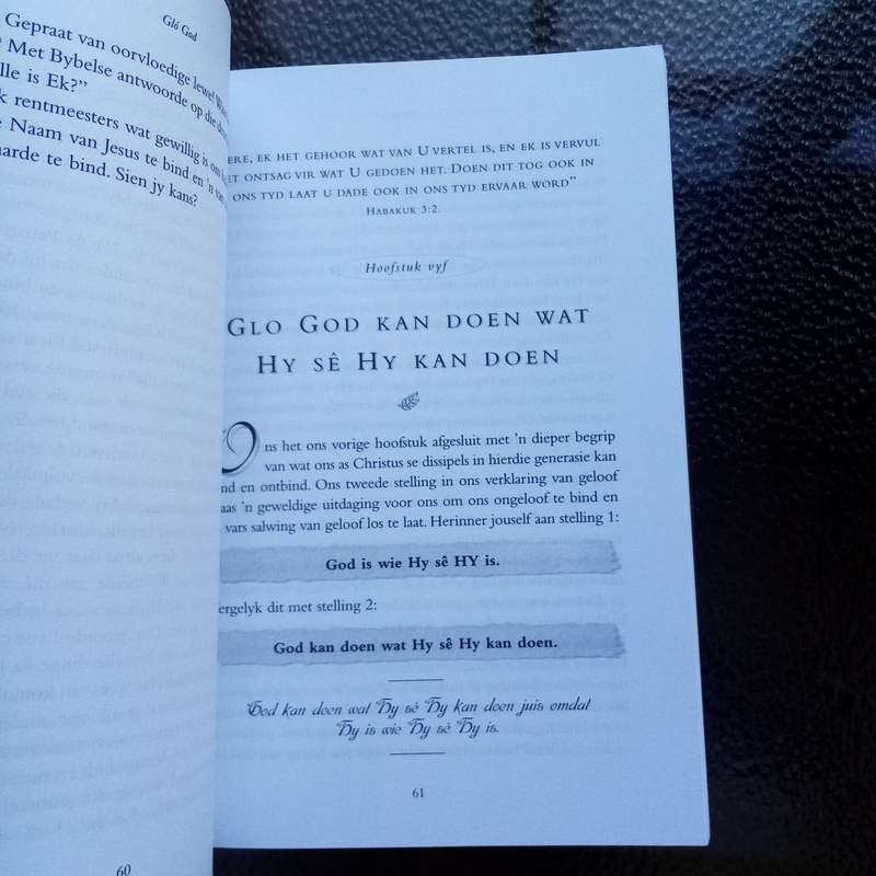 Verkwikkende Geloof: "Glo God" deur Beth Moore  Verlig Jou Geestelike Reis