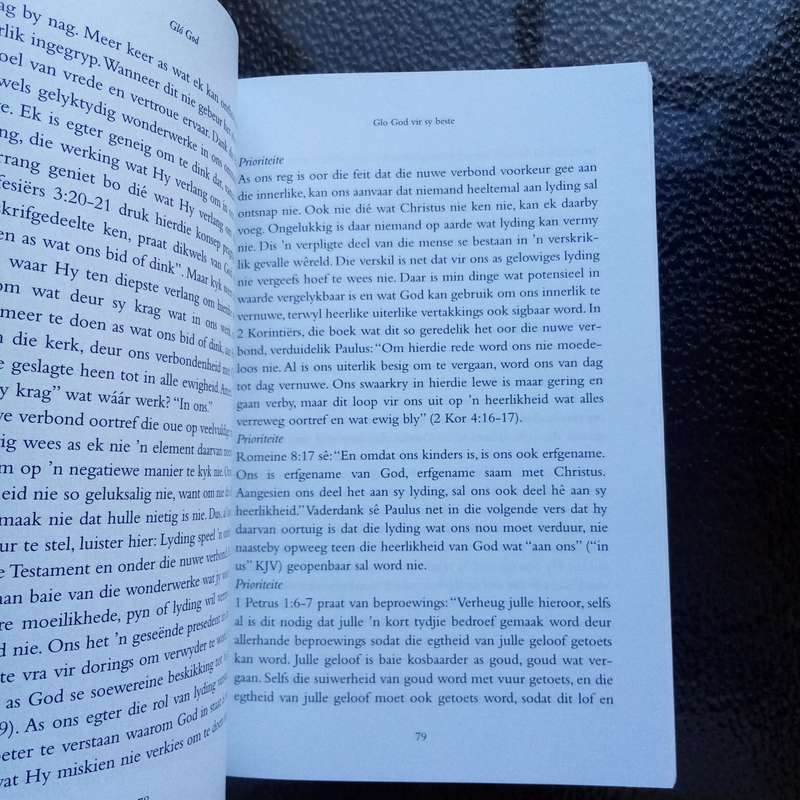 Verkwikkende Geloof: "Glo God" deur Beth Moore  Verlig Jou Geestelike Reis