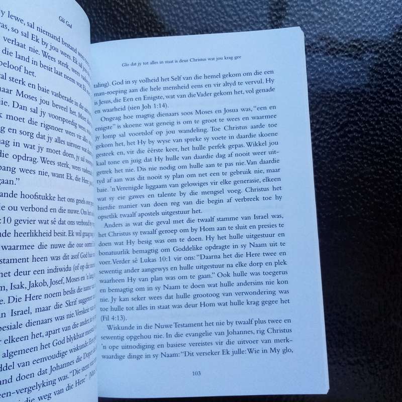 Verkwikkende Geloof: "Glo God" deur Beth Moore  Verlig Jou Geestelike Reis