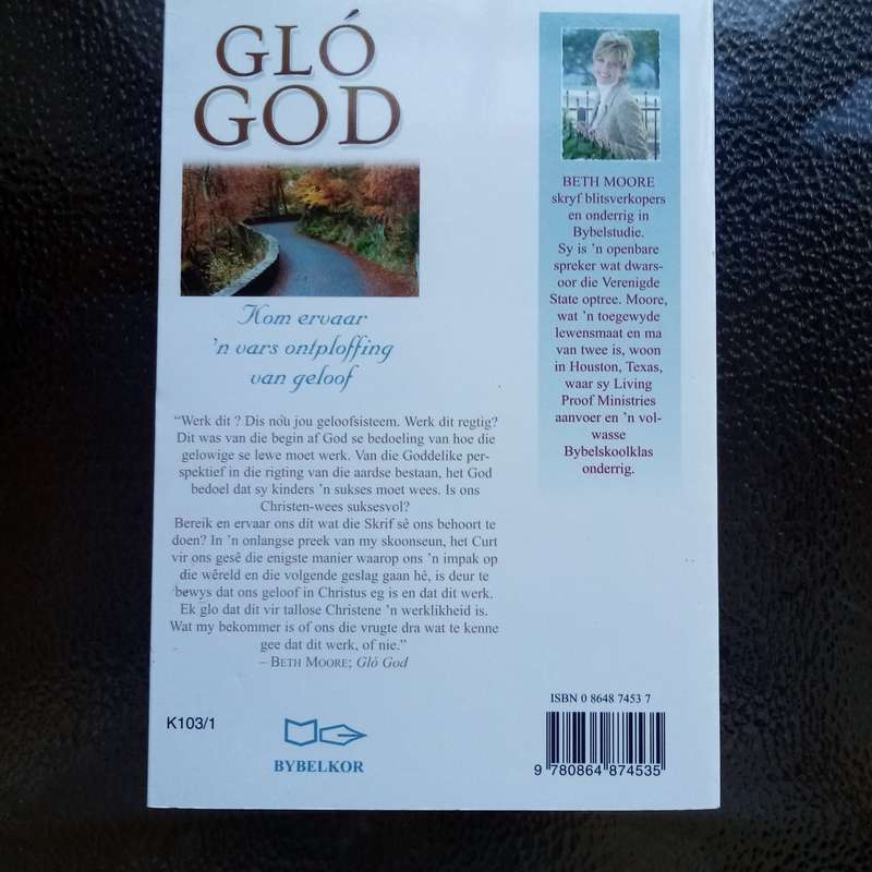 Verkwikkende Geloof: "Glo God" deur Beth Moore  Verlig Jou Geestelike Reis