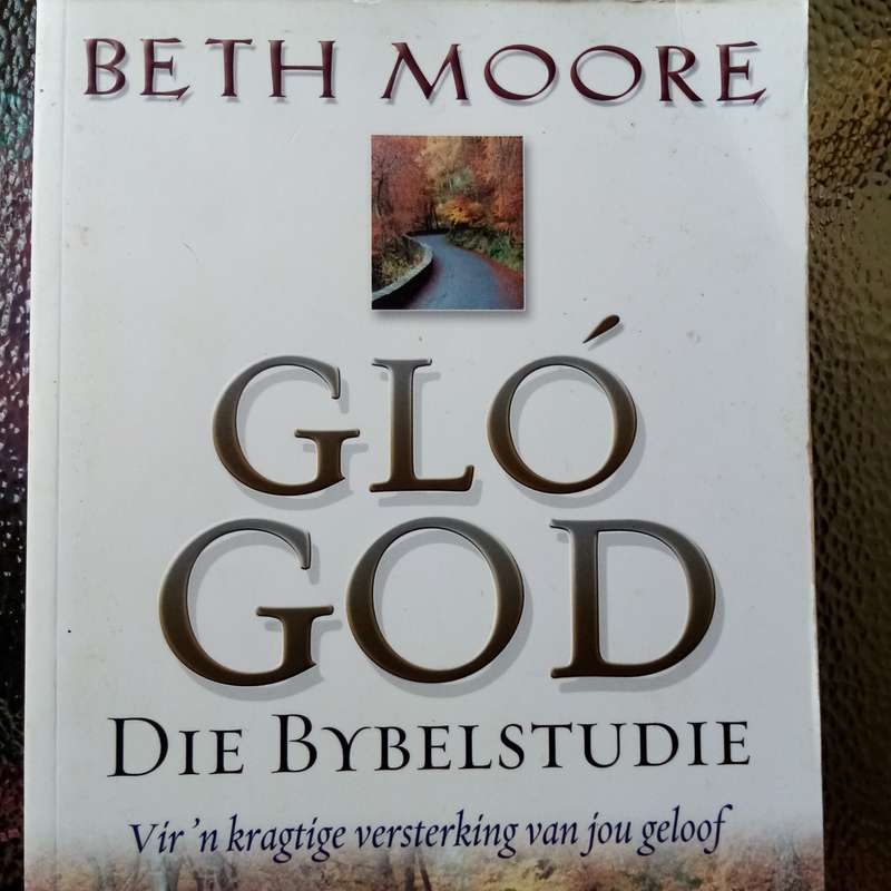 Verkwikkende Geloof: "Glo God" deur Beth Moore  Jou Geestelike Reis Verlig