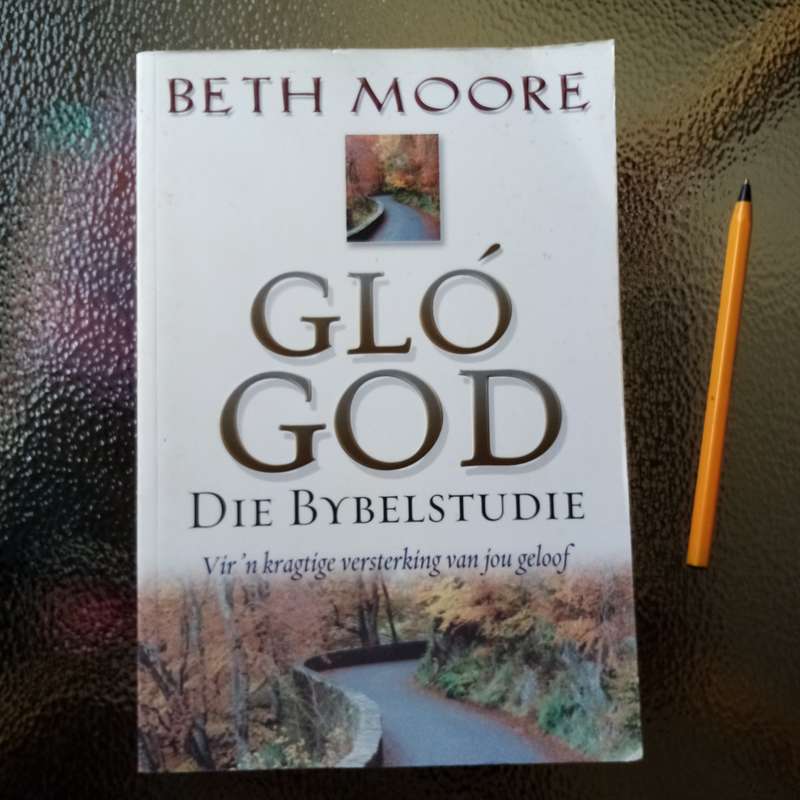 Verkwikkende Geloof: "Glo God" deur Beth Moore  Jou Geestelike Reis Verlig