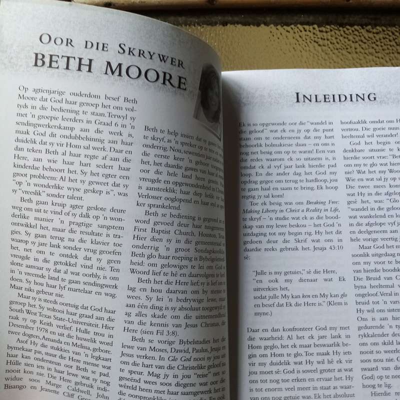 Verkwikkende Geloof: "Glo God" deur Beth Moore  Jou Geestelike Reis Verlig
