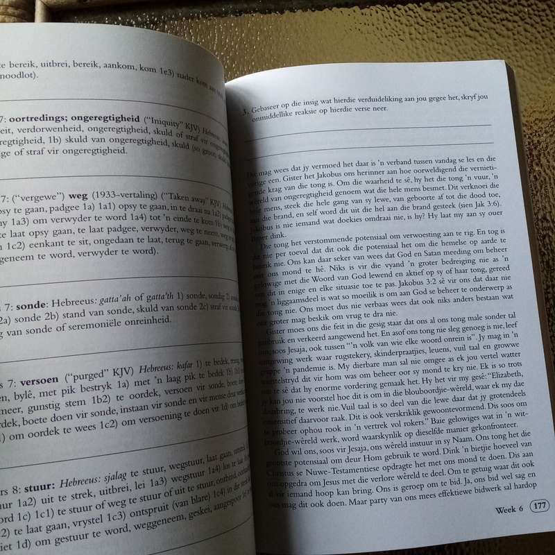 Verkwikkende Geloof: "Glo God" deur Beth Moore  Jou Geestelike Reis Verlig
