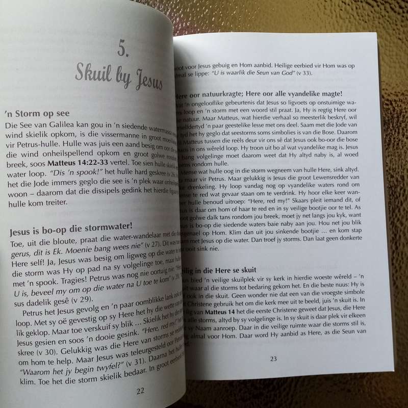 Luister fyn: God fluister soms : 52 boodskappe met God se goeie nuus - Stephan Joubert