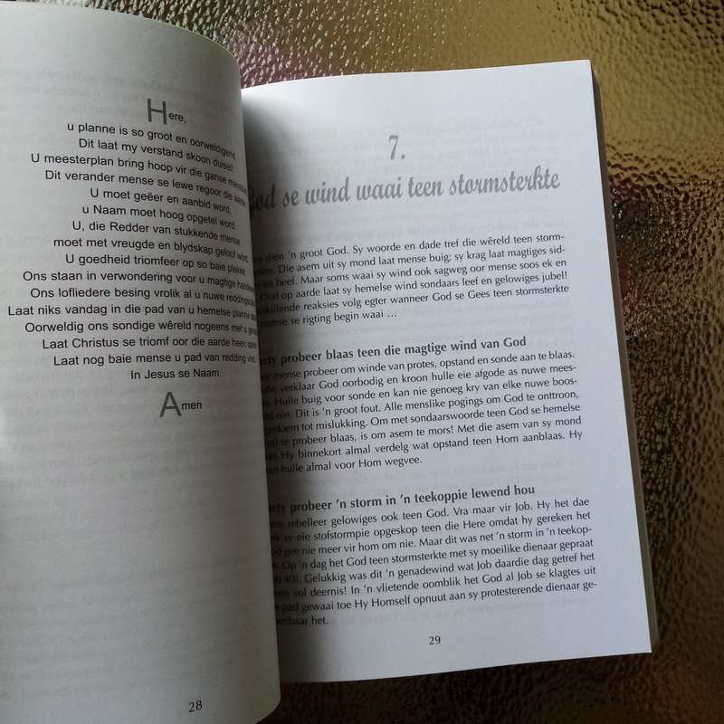 Luister fyn: God fluister soms : 52 boodskappe met God se goeie nuus - Stephan Joubert