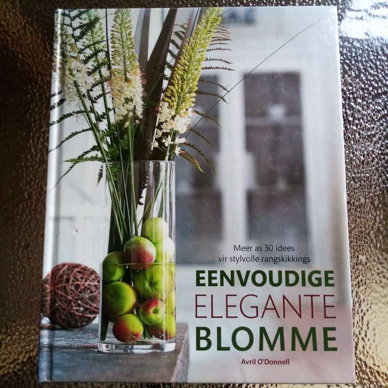 Eenvoudige Elegante Blomme deur Avril O'Donnell - Inspirerende Bloemskik Kuns
