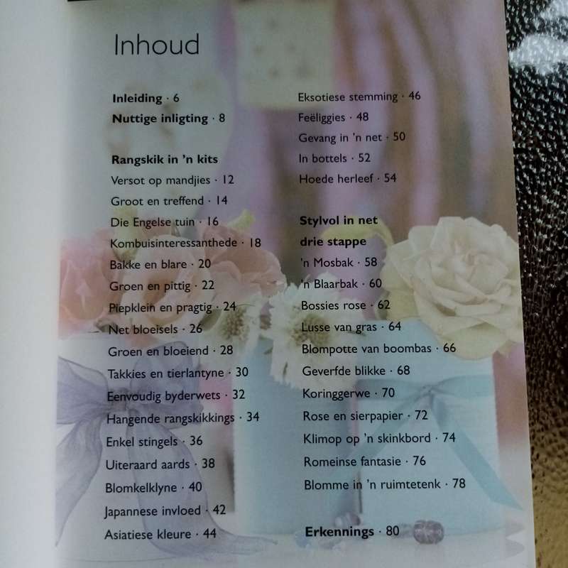 Eenvoudige Elegante Blomme deur Avril O'Donnell - Inspirerende Bloemskik Kuns