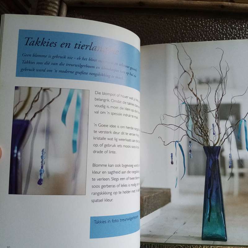 Eenvoudige Elegante Blomme deur Avril O'Donnell - Inspirerende Bloemskik Kuns