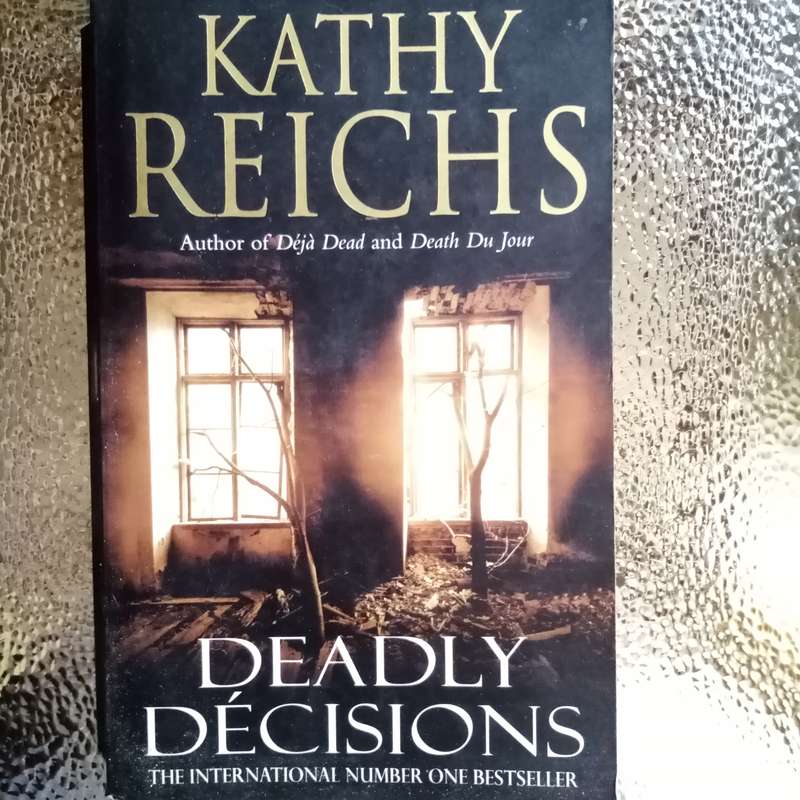 Deadly Décisions by Kathy Reichs - A Gripping Forensic Thriller