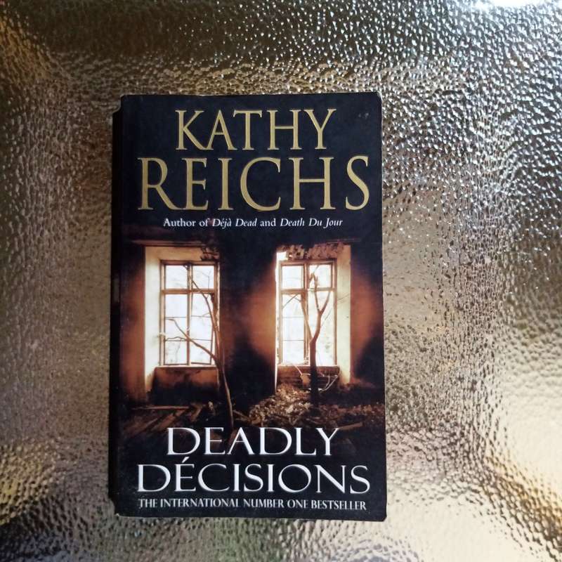 Deadly Décisions by Kathy Reichs - A Gripping Forensic Thriller