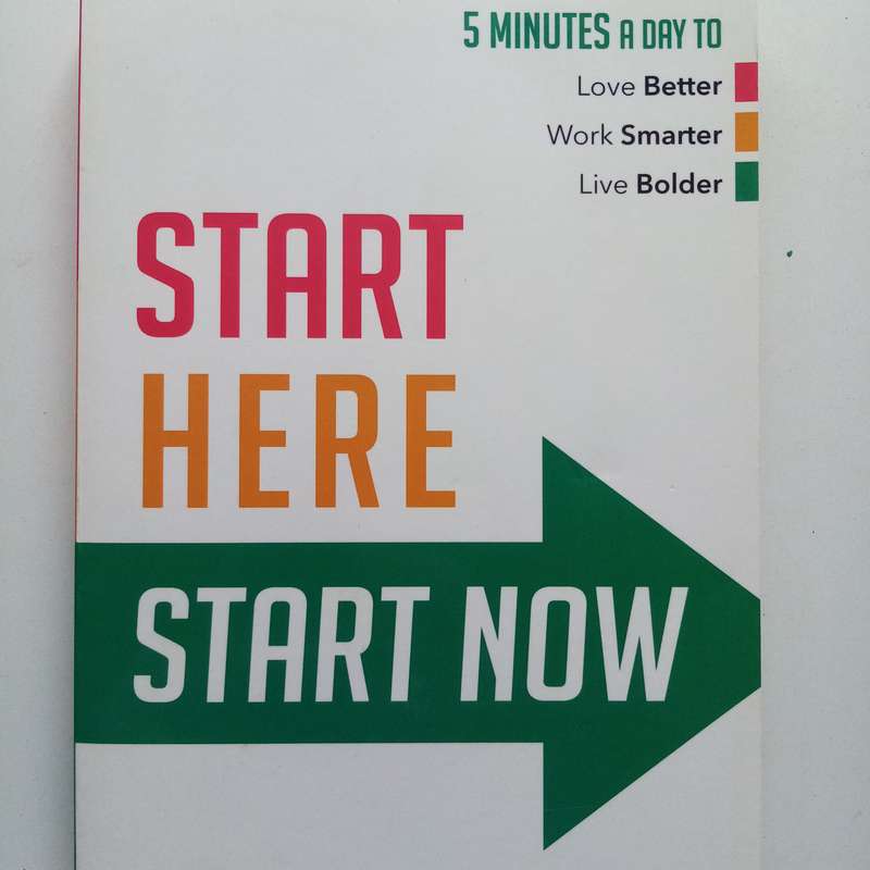 Start Here, Start Now: 5 Minutes a Day to Love Better, Work Smarter, Live Bolder  Valorie Burton