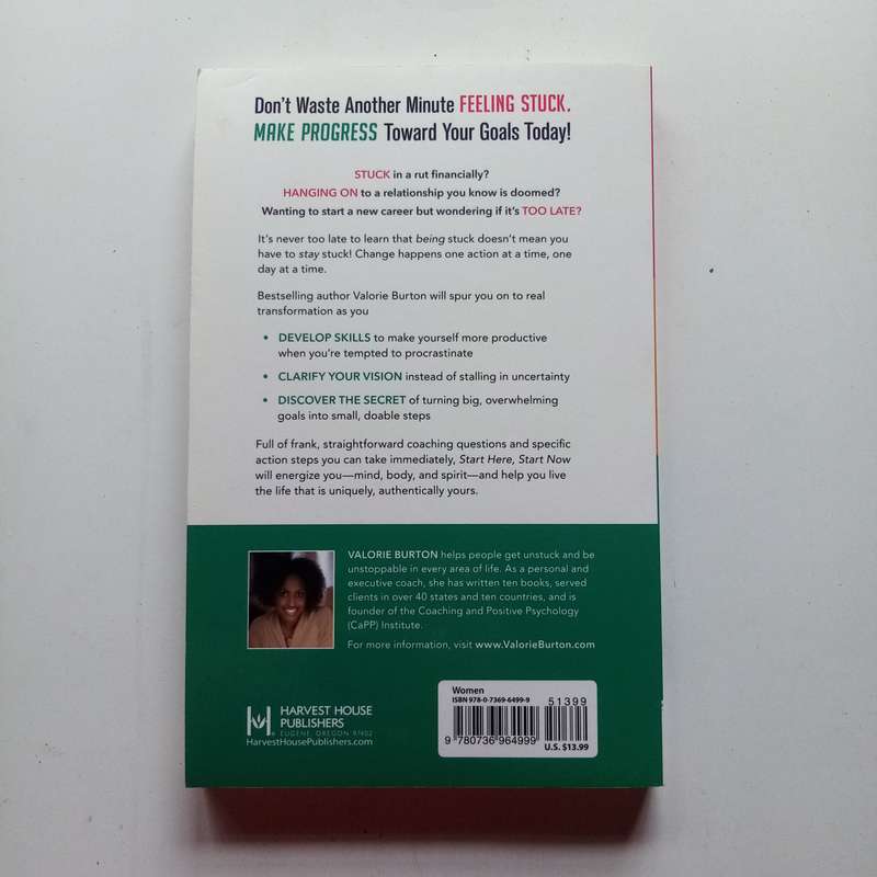 Start Here, Start Now: 5 Minutes a Day to Love Better, Work Smarter, Live Bolder  Valorie Burton