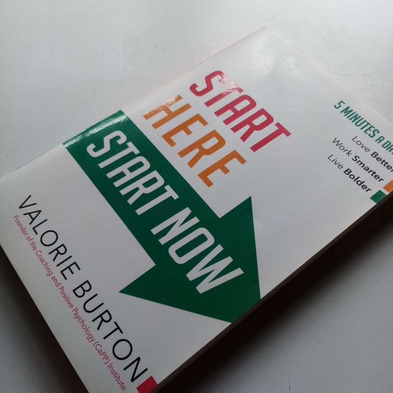 Start Here, Start Now: 5 Minutes a Day to Love Better, Work Smarter, Live Bolder  Valorie Burton