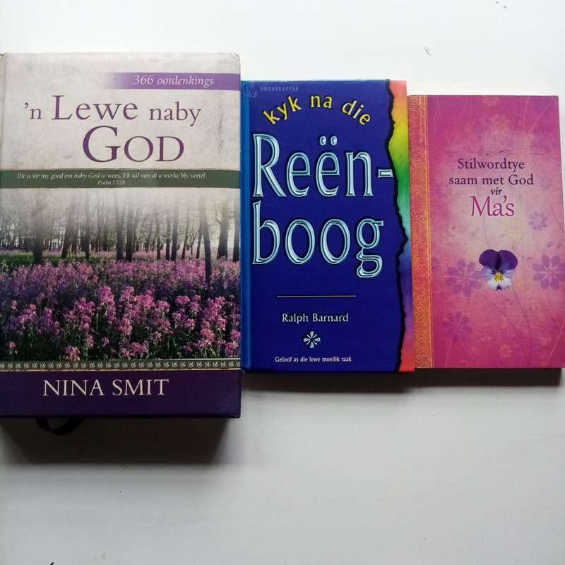 Christelike Boeke Bundel  Nina Smit Devotional, Kyk na die Reënboog, & Stilwordtye saam met God