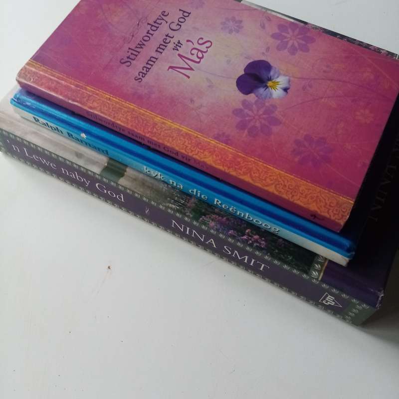 Christelike Boeke Bundel  Nina Smit Devotional, Kyk na die Reënboog, & Stilwordtye saam met God
