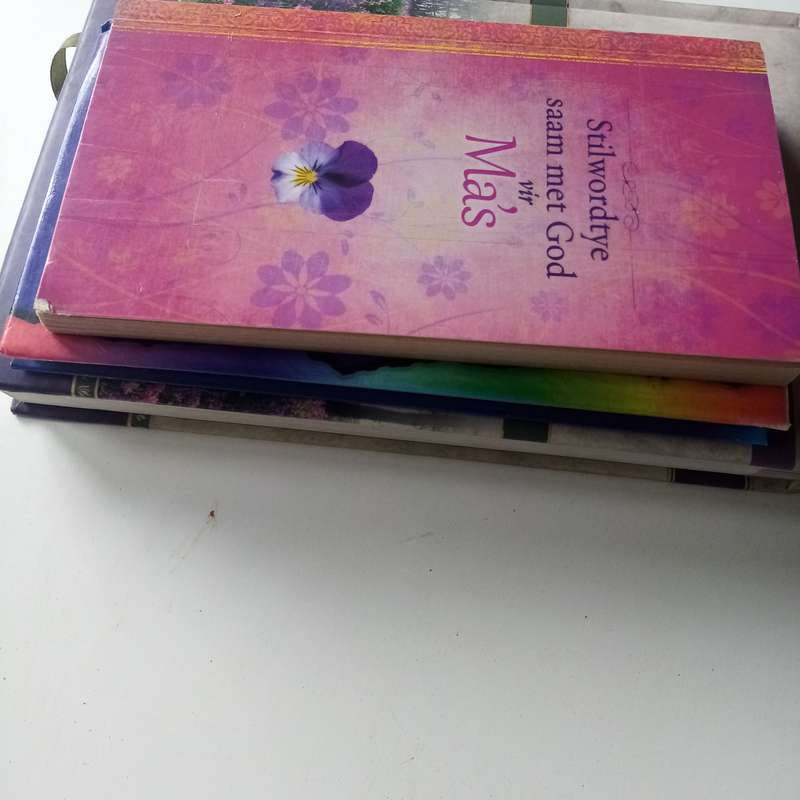 Christelike Boeke Bundel  Nina Smit Devotional, Kyk na die Reënboog, & Stilwordtye saam met God