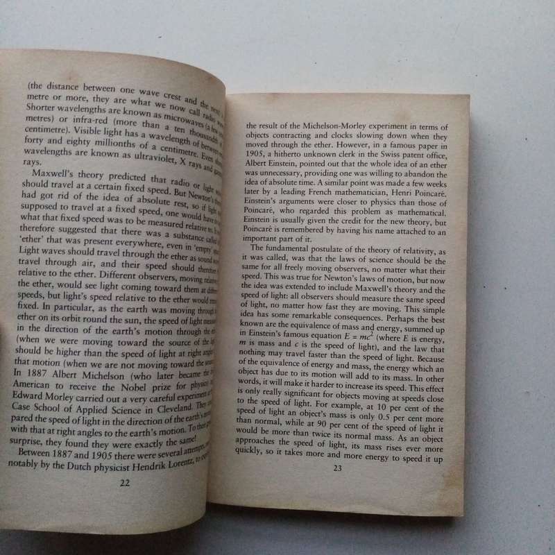 A Brief History of Time: From Big Bang to Black Holes  Paperback