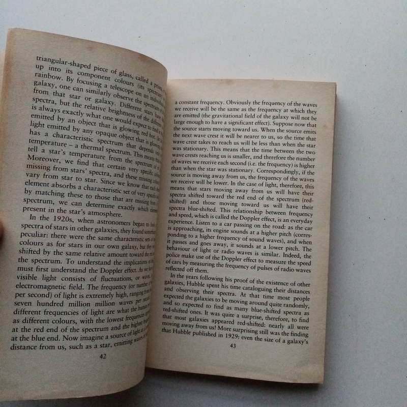 A Brief History of Time: From Big Bang to Black Holes  Paperback