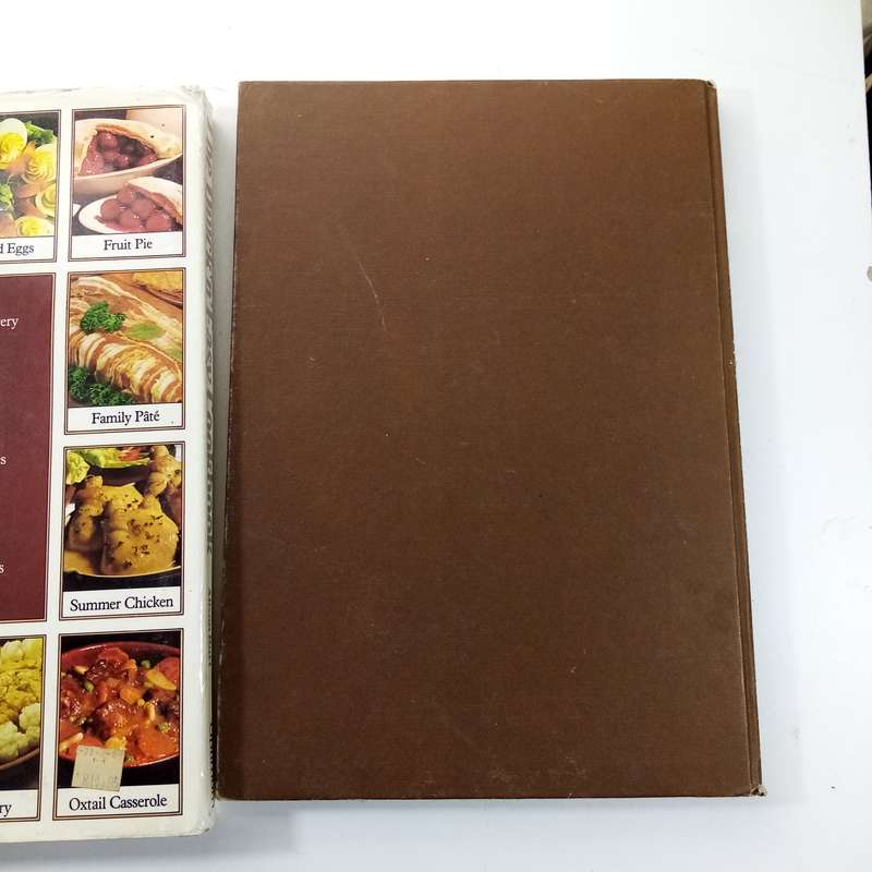 2-Book Vintage Bundle: Budget Recipes & The Quick 'n Easy Cook Book by Alison Burt