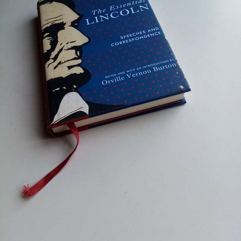 The Essential Lincoln: Speeches and Correspondence - Hardcover Edition