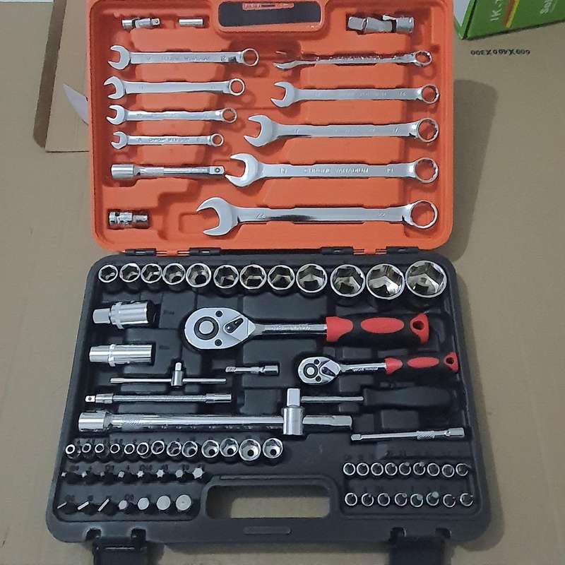 82 Piece Socket and Wrench Set 1/2" 1/4"