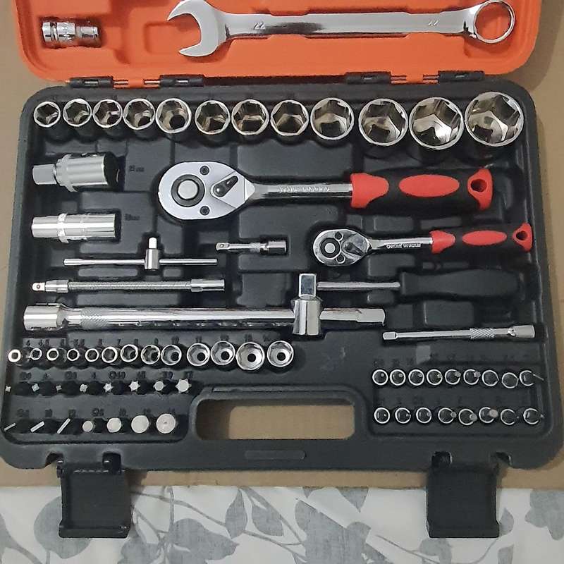 82 Piece Socket and Wrench Set 1/2" 1/4"