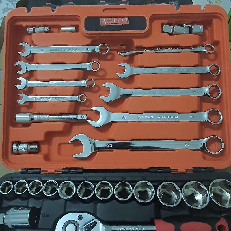 82 Piece Socket and Wrench Set 1/2" 1/4"