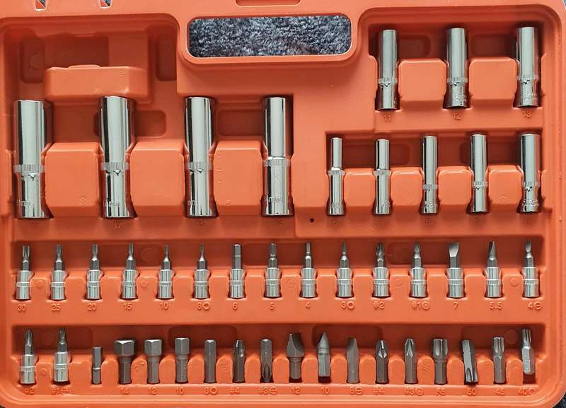 94 Piece 1/4" & 1/2" Dr Socket Set