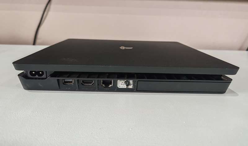 PS4 Slim 1TB + Controller + Game