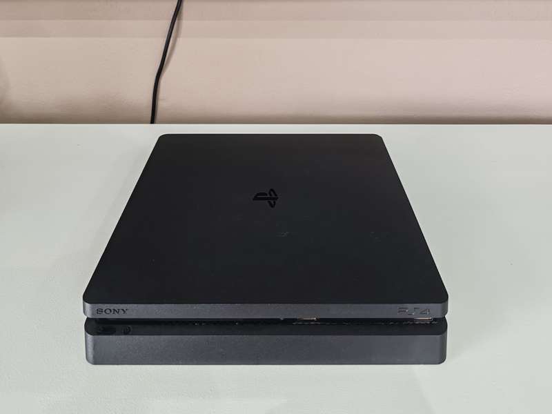 PS4 Slim 1TB + Controller + Game