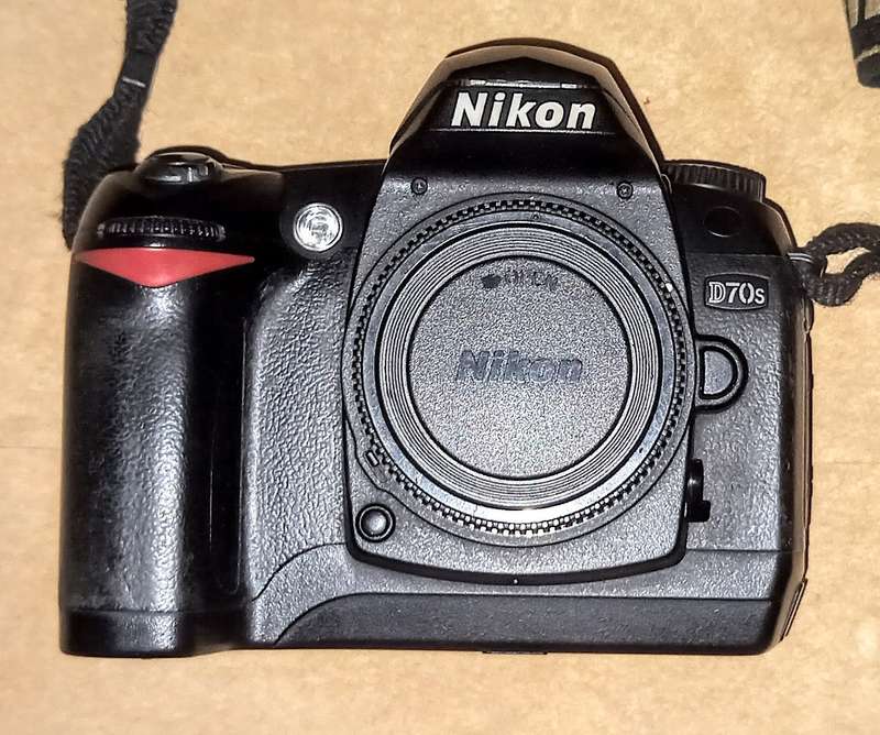 Nikon D70S 6.1MP Digital SLR Camera (Body Only)