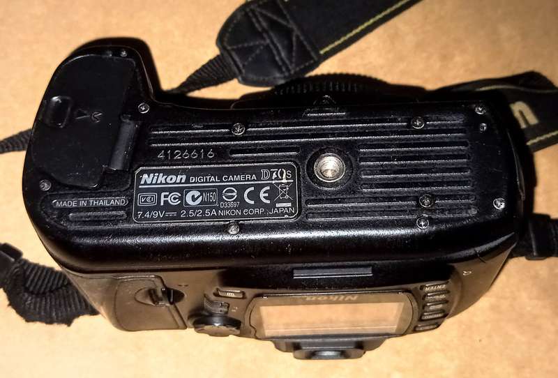 Nikon D70S 6.1MP Digital SLR Camera (Body Only)