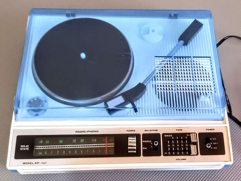 Vintage, Portable Record player with FM Radio in Working Condition