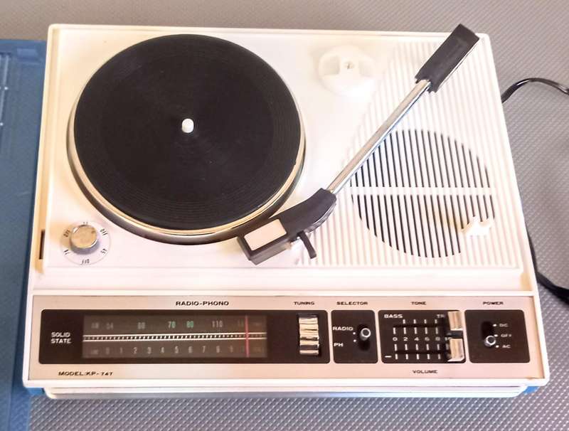 Vintage, Portable Record player with FM Radio in Working Condition