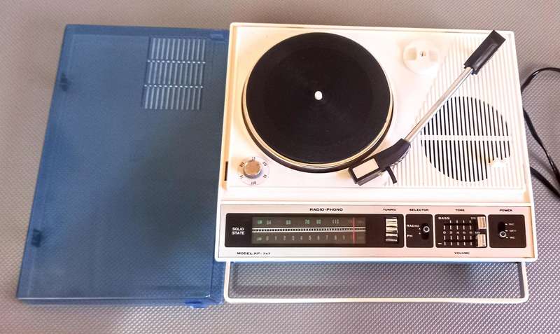 Vintage, Portable Record player with FM Radio in Working Condition