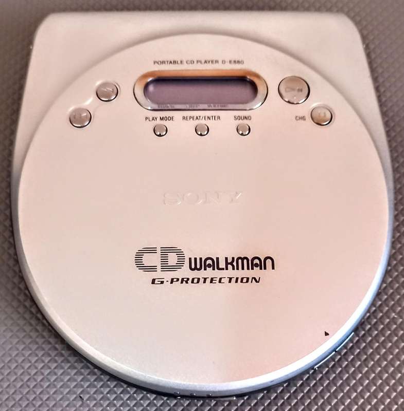 Sony CD Walkman D-E880 in Working Condition