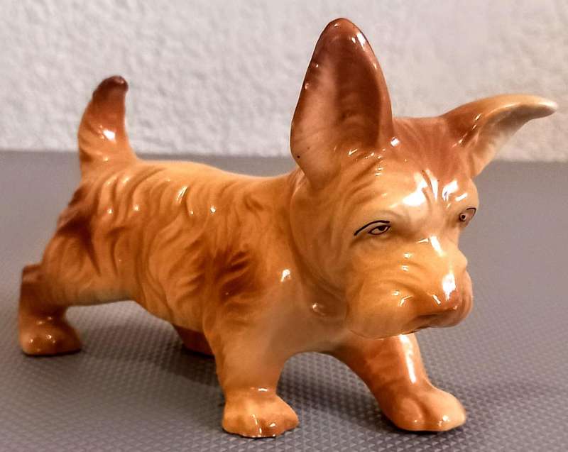 Beautiful Vintage Terrier Ceramic Porcelain Figurine. 15cm x 10cm