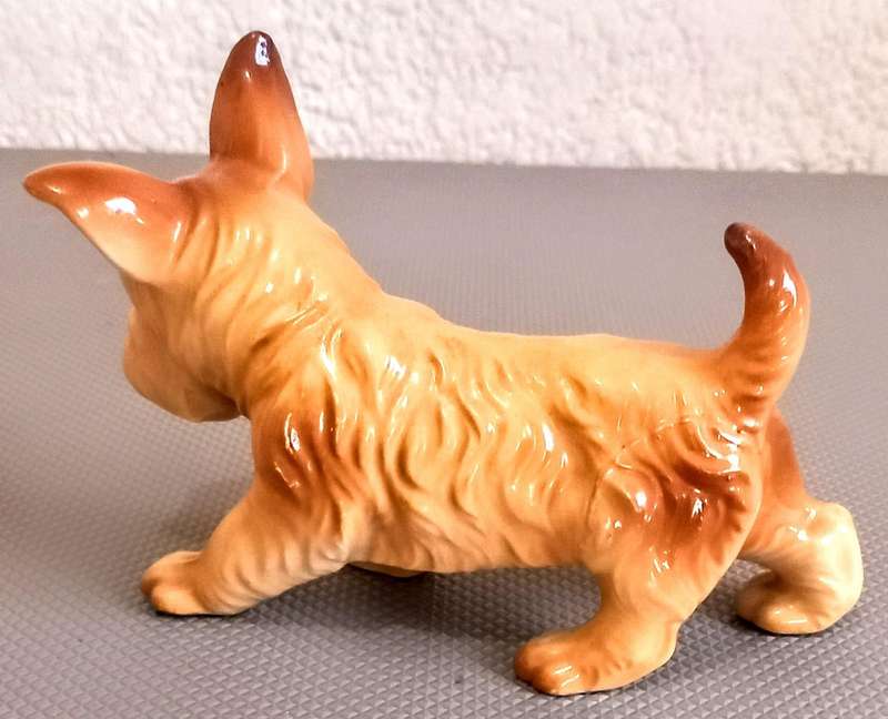 Beautiful Vintage Terrier Ceramic Porcelain Figurine. 15cm x 10cm