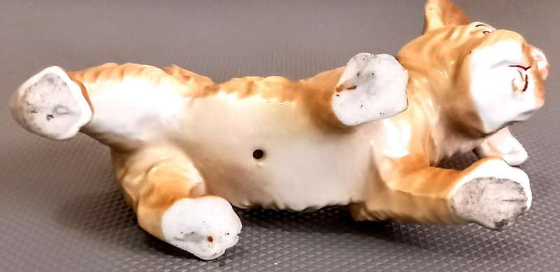 Beautiful Vintage Terrier Ceramic Porcelain Figurine. 15cm x 10cm