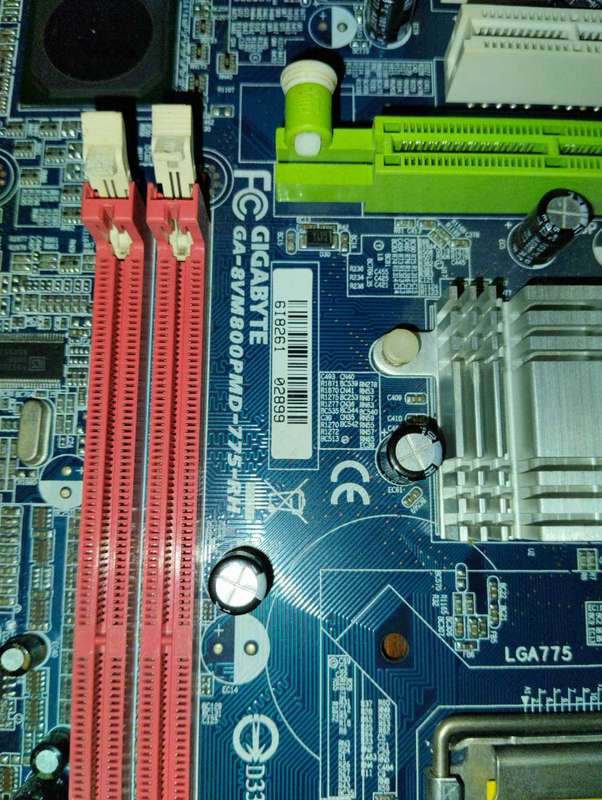 GIGABYTE GA-8VM800PMD-RH LGA 775 VIA P4M800 PRO Micro ATX Intel Motherboard