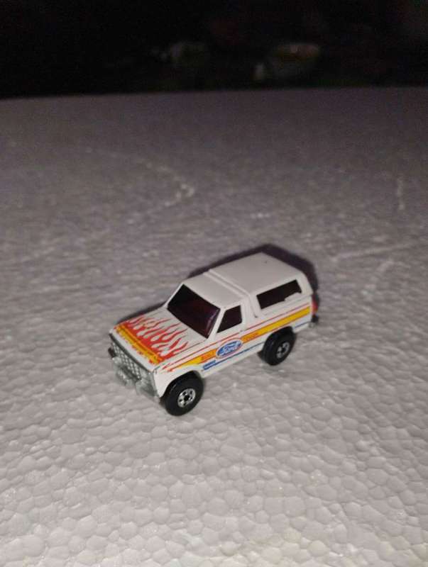 Vintage - Hot Wheels - 1980 - Ford Tough Bronco With Flames White Red Motorcycle