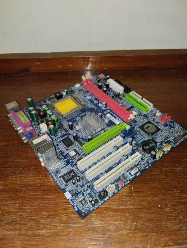 GIGABYTE GA-8VM800PMD-RH LGA 775 VIA P4M800 PRO Micro ATX Intel Motherboard