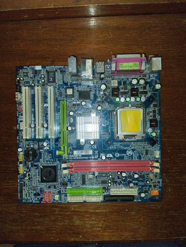 GIGABYTE GA-8VM800PMD-RH LGA 775 VIA P4M800 PRO Micro ATX Intel Motherboard