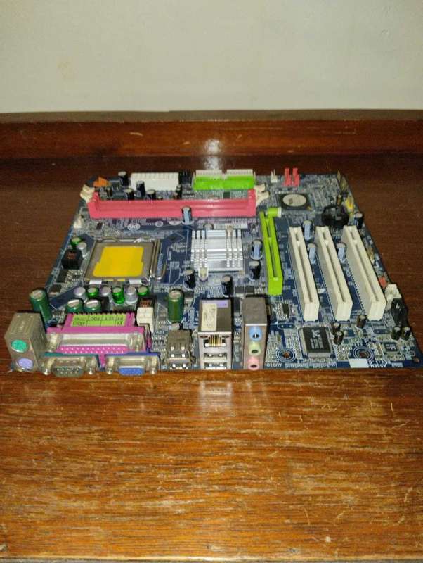 GIGABYTE GA-8VM800PMD-RH LGA 775 VIA P4M800 PRO Micro ATX Intel Motherboard